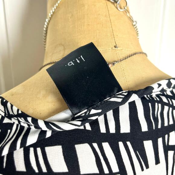 J.T.B Black & White Retro Tank with Silver Circle Clasp in Front size M - Picture 7 of 8